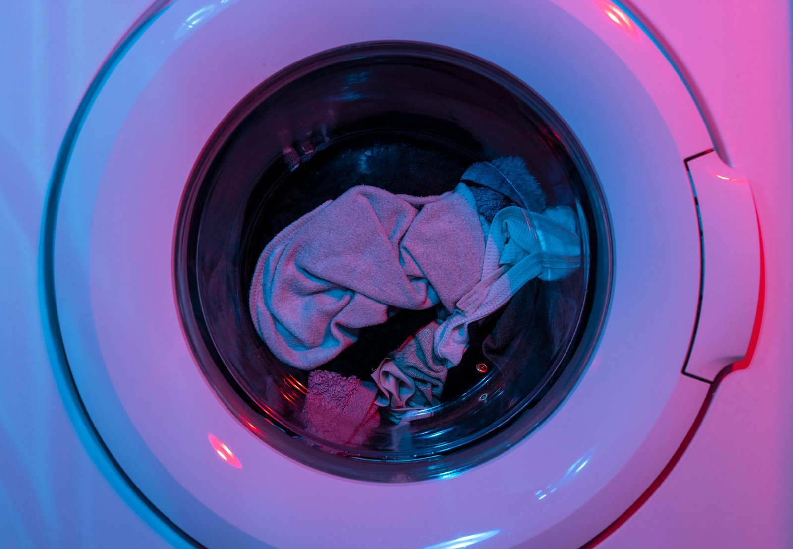 Wäsche wird in der Waschmaschine geschleudert